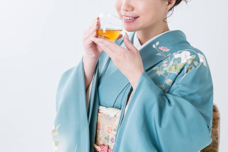 お茶を飲む女性