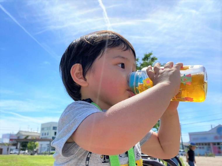 お茶を飲む子供